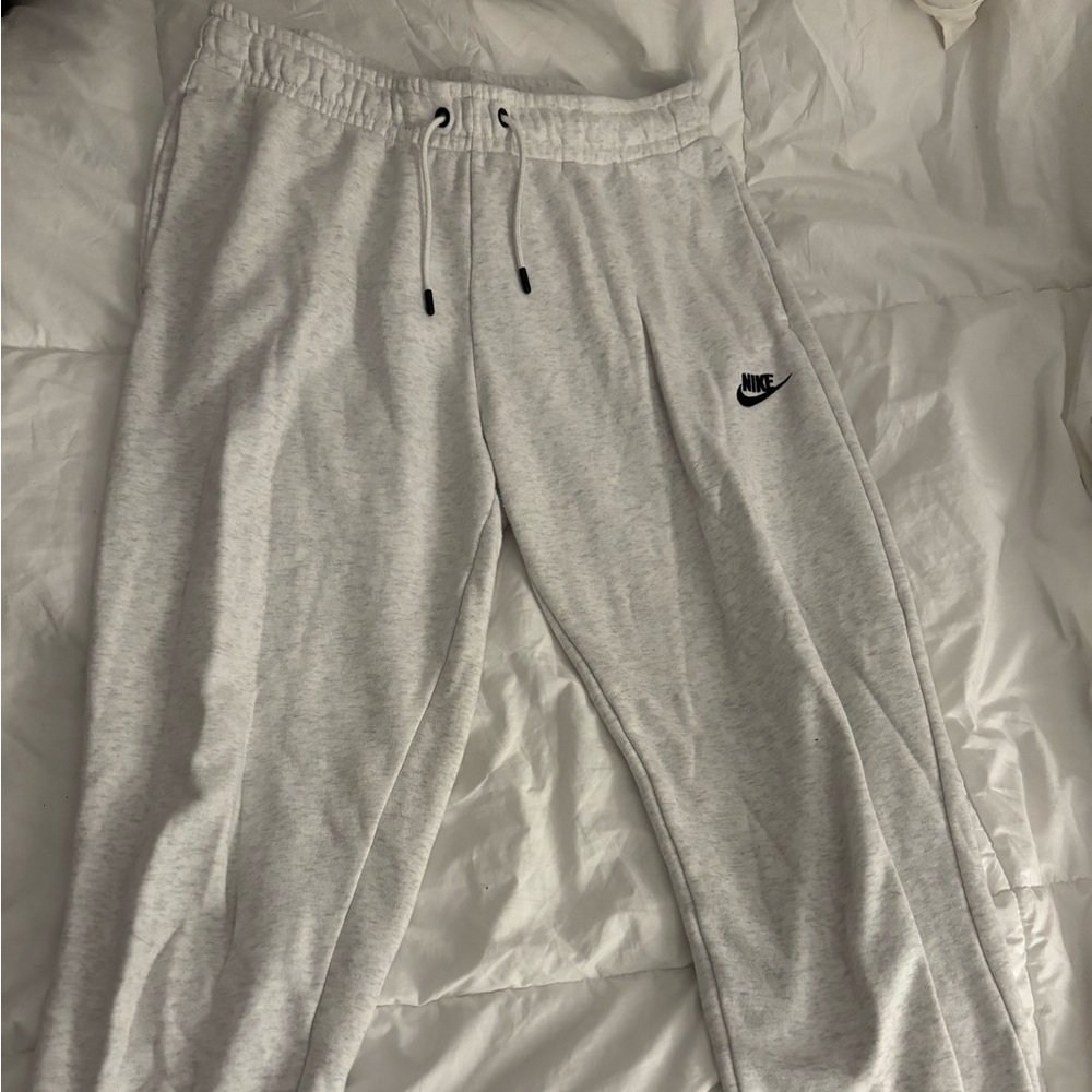 women’s medium nike whiteish grey sweatpants